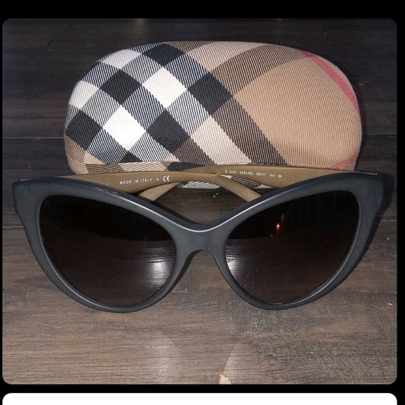 Authentic Burberry BE4220 Matte Black Sunglasses - NWOT - Picture 2 of 7